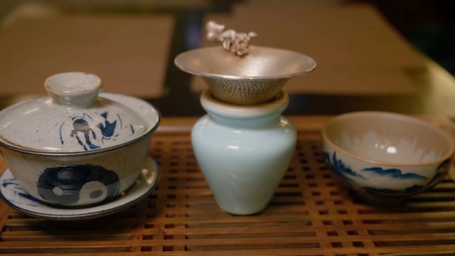 传统的茶具碗、杯、筛子为中国礼仪的近景视频素材