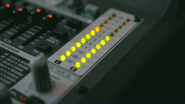 声音混音台上的LED指示灯电平信号视频下载