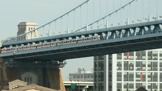 宾夕法尼亚州费城，一辆地铁在本杰明富兰克林桥上行驶视频素材