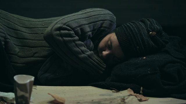 志愿者为冻得瑟瑟发抖的无家可归的人盖房子，为穷人提供避难所视频下载