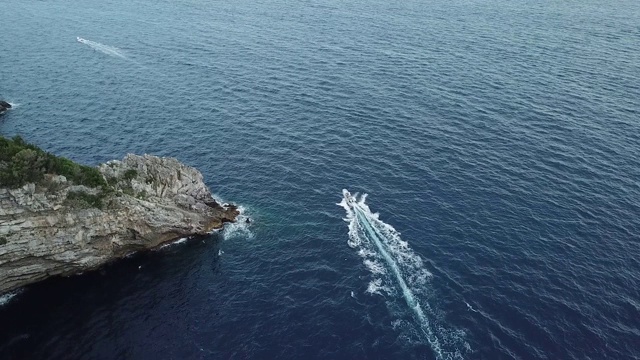 阿马尔菲海岸(意大利)的一艘船-无人机鸟瞰图视频下载