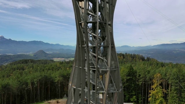 奥地利Karnten的金字塔观察塔(世界上最高的木塔)视频下载