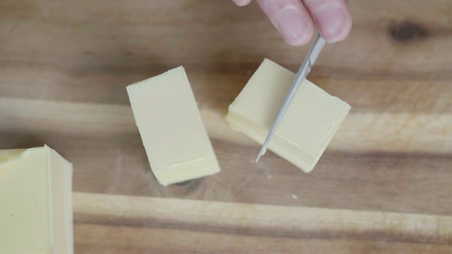 用手把黄油切成方块视频下载