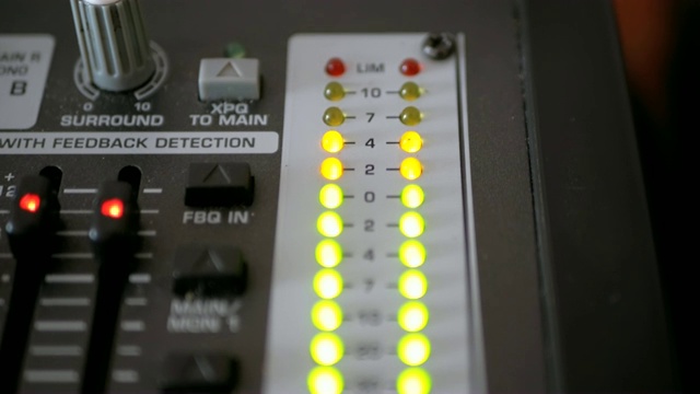 声音混音台上的LED指示灯电平信号视频素材