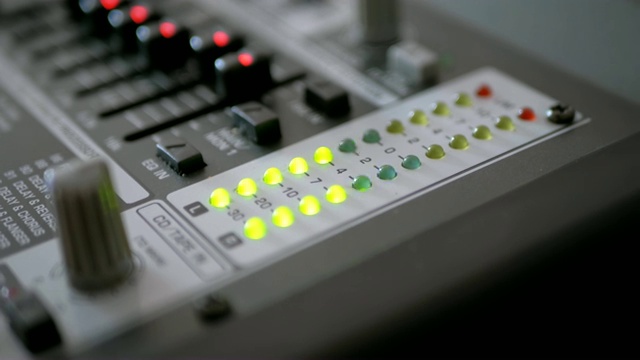 声音混音台上的LED指示灯电平信号视频素材