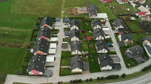 用空中镜头缩小郊区的家庭住宅的画面视频素材