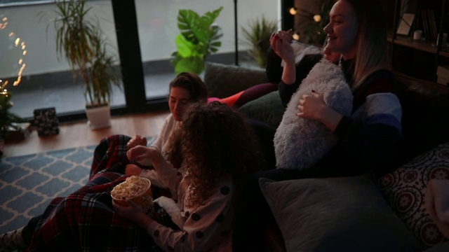 十几岁的女孩吃爆米花看电影视频下载