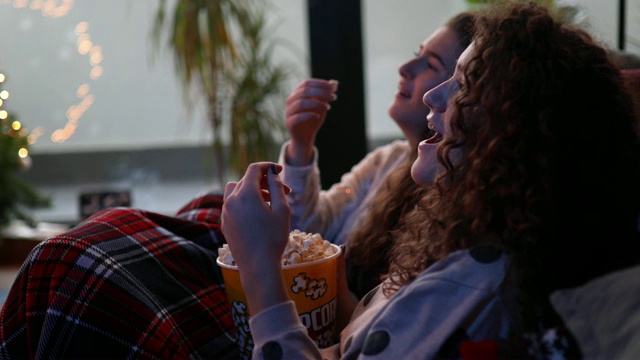 十几岁的女孩吃爆米花看电影视频素材