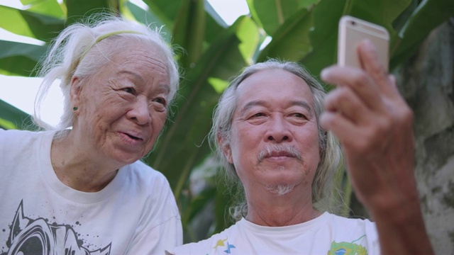 特写镜头:快乐的亚洲高级男子和女子使用智能手机面对面时间，Vdo Call。理念:连接、爱、情感、积极、科技。视频下载