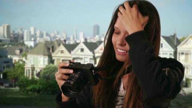 嬉皮女孩在飞行员夹克拍照在旧金山附近视频下载