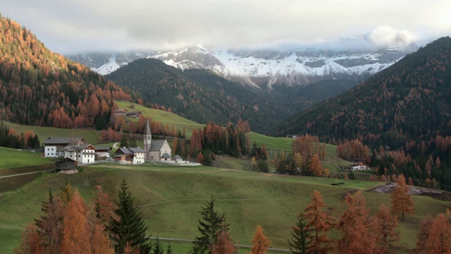 圣玛达莱娜在Val di Funes, Dolomites，意大利。视频素材