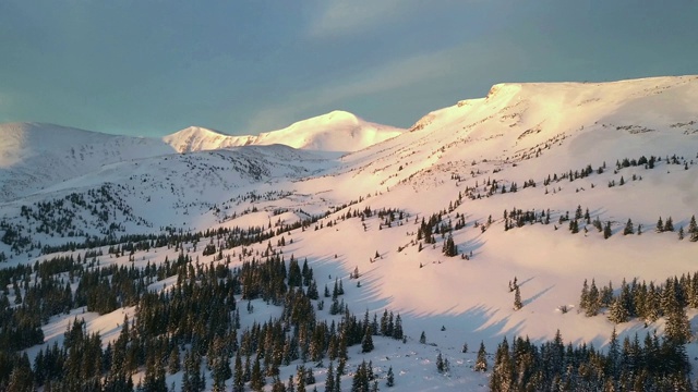 鸟瞰图的日出在冬季的山脉视频素材