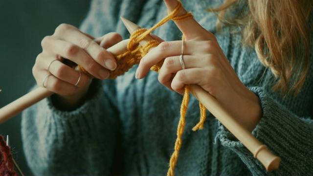 近距离观察女人的手编织视频素材