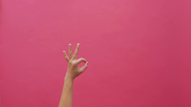 手语手孤立粉色背景4k视频素材