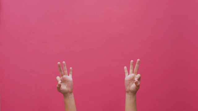 手语手孤立粉色背景4k视频素材