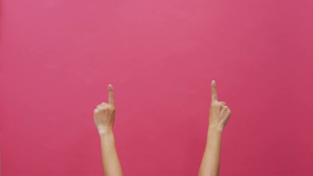 在4k粉色背景下，女人的手势是1视频下载