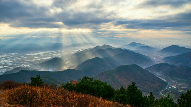 韩国密阳庆尚南道的钟南山和密阳田上空的阳光视频下载