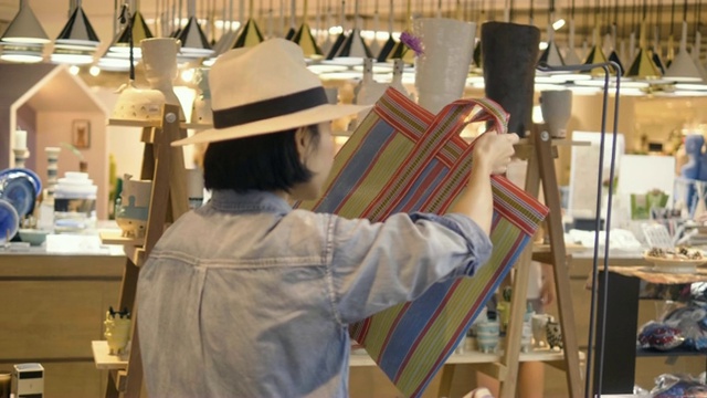 亚洲风格:购物创意头巾包视频下载