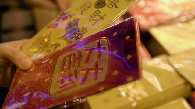 春节:十几岁的中国妇女买红包视频下载