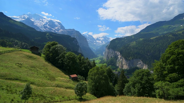 Lauterbrunnen的冰川谷与Lauterbrunnen村，少女山和Staubbach瀑布。视频素材
