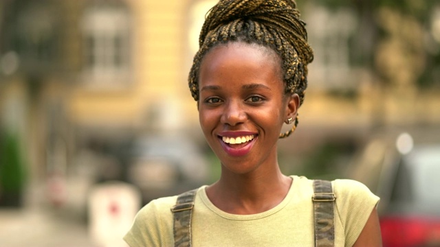 微笑的非洲游客的4K肖像视频素材