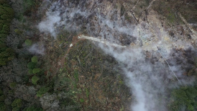 一座烟雾弥漫的山视频素材