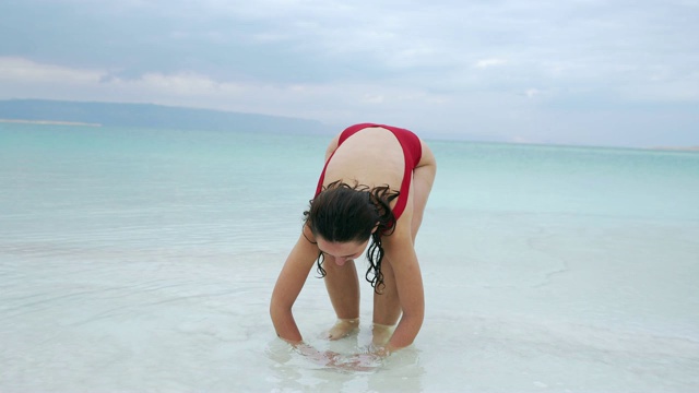 在死海附近休息的女人视频下载