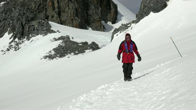 妇女徒步攀登南极半岛的奥纳海港杰拉什海峡南极洲视频下载