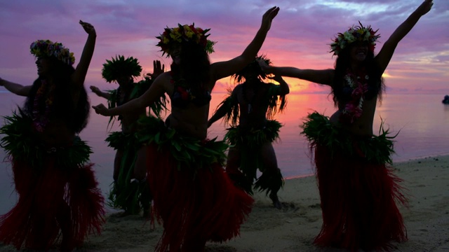 日落海滩上的波利尼西亚男女舞者视频下载