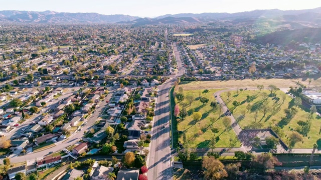 这是加州西米谷的无人机拍摄的视频视频素材