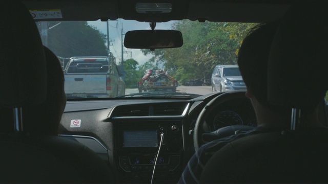 后视图:夫妇开车在泰国的乡村道路视频素材