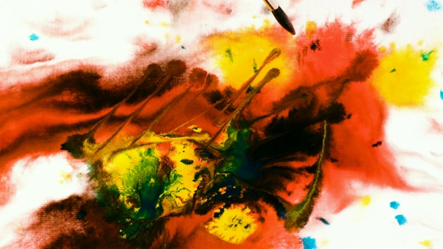 精神抽象的毛笔在湿纸上画水彩图案，彩色颜料的亮点视频下载