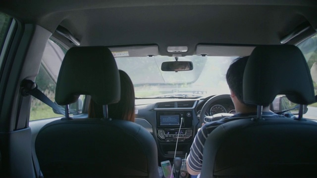 后视图:夫妇开车在泰国的乡村道路视频素材