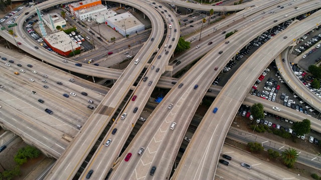 空中俯瞰巨大的立交桥之间的大高速公路与交通视频素材