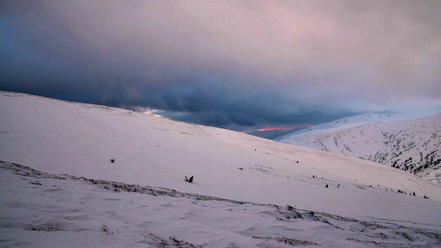 冬季喀尔巴阡山脉的壮观天空视频素材
