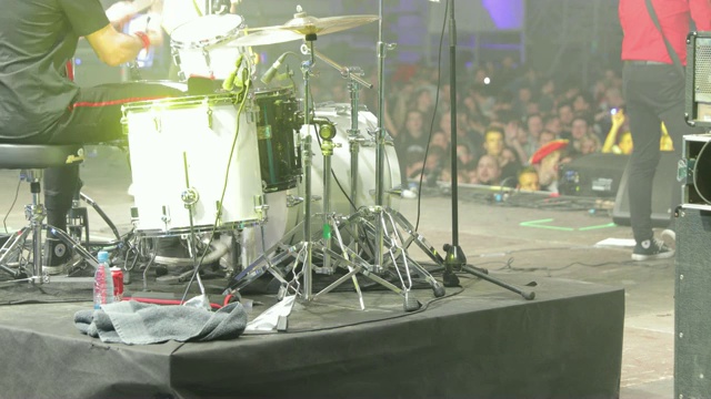 鼓手在舞台上表演视频素材