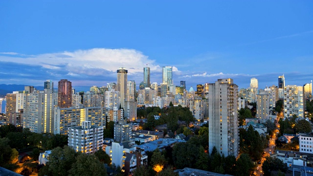 道路和建筑城市摩天大楼加拿大温哥华市中心视频素材