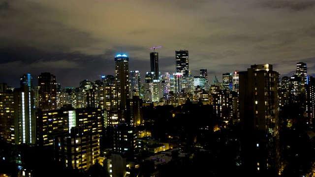 加拿大温哥华市中心灯火通明的摩天大楼视频素材