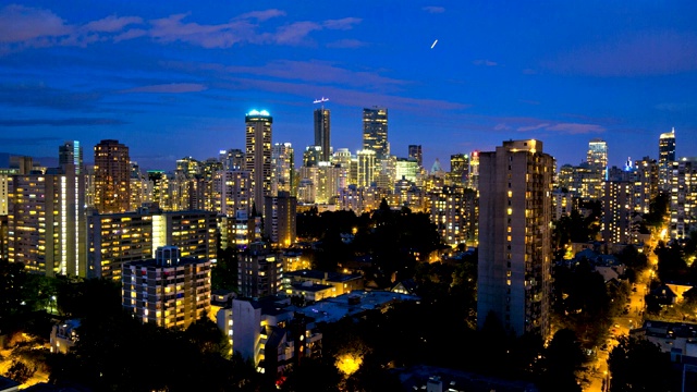 明亮的夜晚天际线的观点，摩天大楼市中心加拿大视频素材