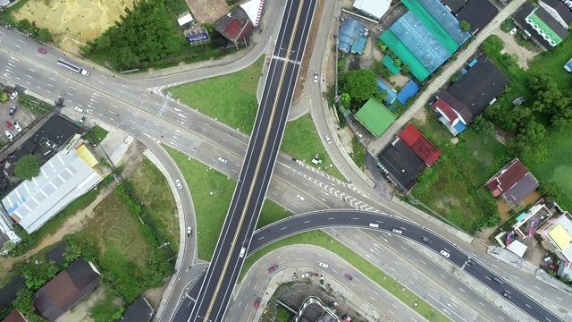 泰国颂卡的公路和桥梁的无人机交通视频素材
