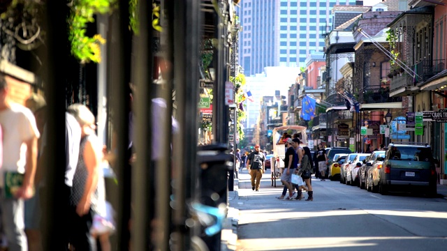 波旁街游客在路易斯安那市中心法国区购物视频下载