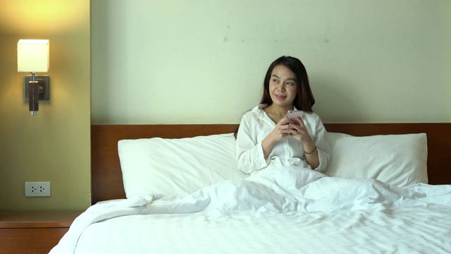 亚洲女孩早上在卧室喝热饮视频素材