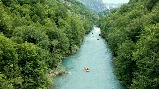 无人机拍摄的人白水漂流在山河视频素材