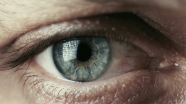 一个男性绿色眼睛的特写微距镜头视频素材