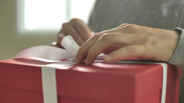 女人在家里打开礼盒，包装礼物视频下载