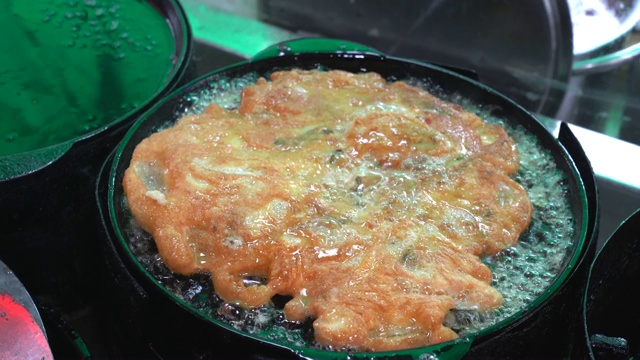 烹饪海鲜，虾，蟹棒，贻贝放入煎蛋卷，油，平底锅。视频素材