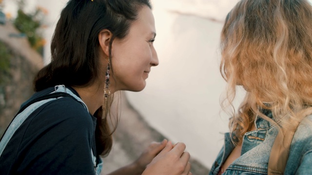 两个年轻女人分享新鲜的橘子视频素材