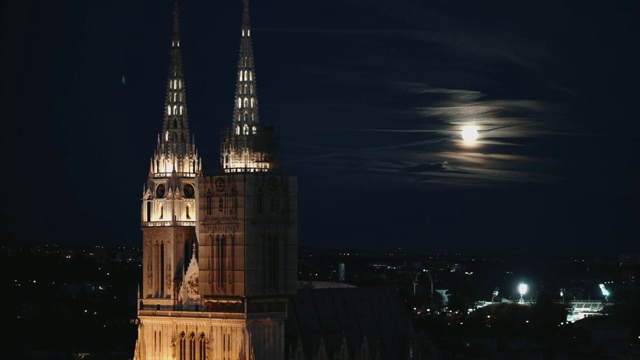 在萨格勒布大教堂的夜晚与月光视频下载
