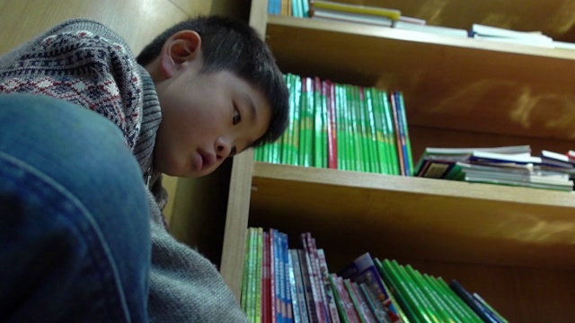 男孩喜欢在书店看书视频素材