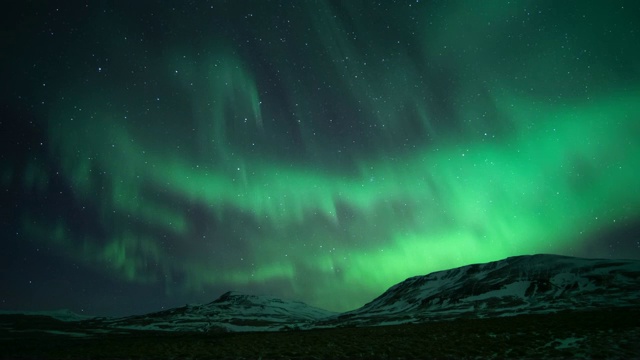 冬季冰岛山区上空北极光或北极光(北极光)的时间间隔视频素材